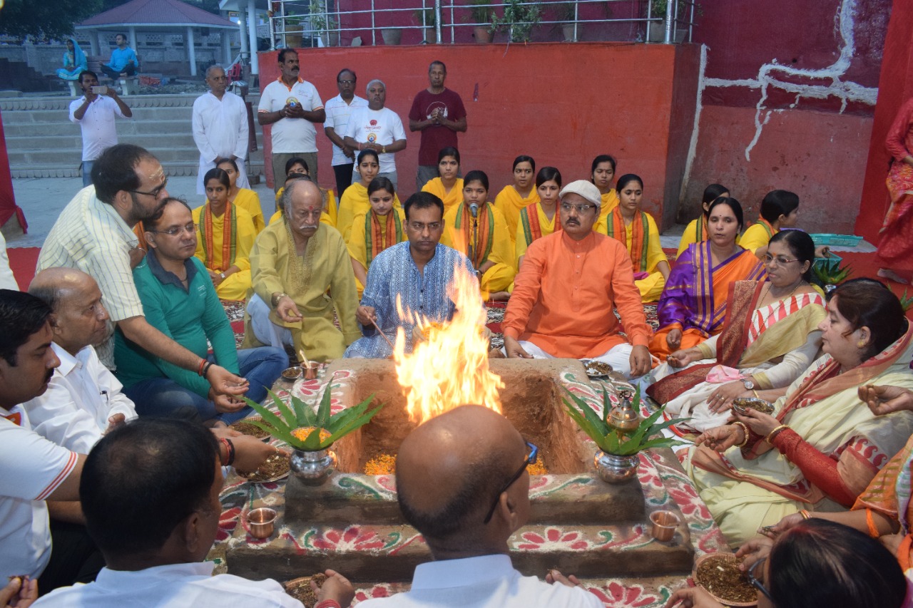 Priests performing Ganga Aarti with platforms