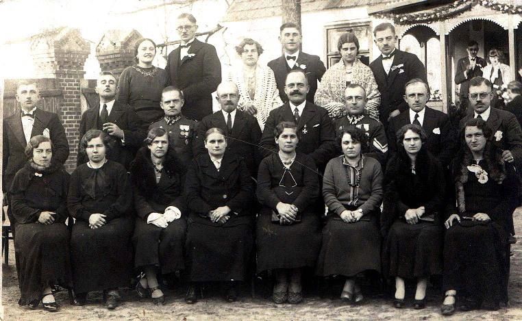 Rodzeństwo Fludrów w 1936 roku. Ludwika i Edward Przybył, Wanda Fludra z partnerem, Czesława i Sylwester Fludra; poniżej parami: Joanna i Ignacy Pietrzak, Władysława i Antoni Snela, Maria i Stanisław Fludra, Władysław i Jadwiga Fludra, Kazimierz i Helena Fludra, Marian i Zofia Fludra, Tadeusz i Antonina Fludra, Jan i Pelagia Fludra.