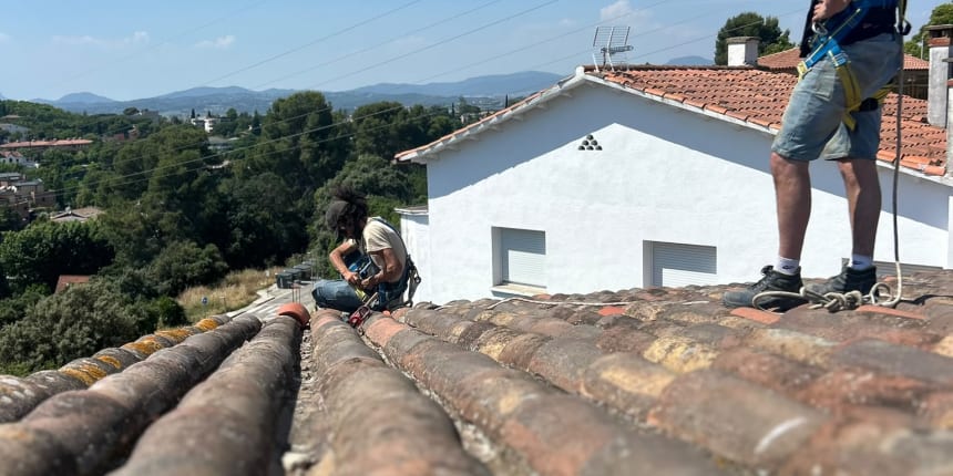 Equipo de Cubiertas Vallés reparando un tejado de teja cerámica en Barcelona