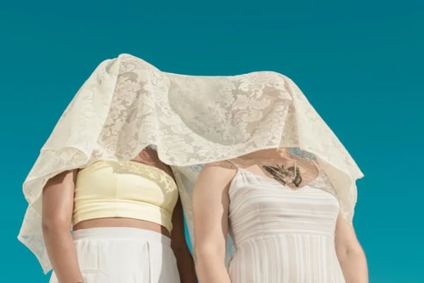 Ricerca della Felicità: Autenticità, Panini Notturni e il Coraggio di Essere Cactus Emotivi