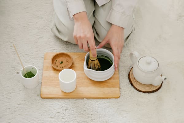 una donna immersa in un processo di routine, simbolo di fare qualcosa con metodo