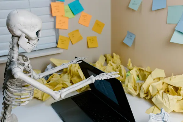 Come prevenire il burnout lavorativo: ritmi gentili e confini che funzionano