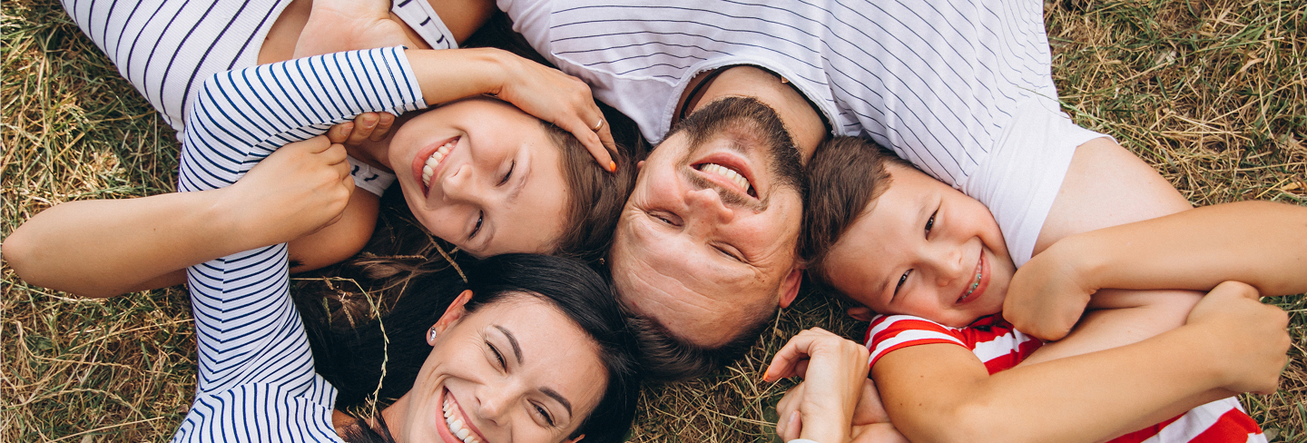 Familia feliz con apoyo fonoaudiológico online