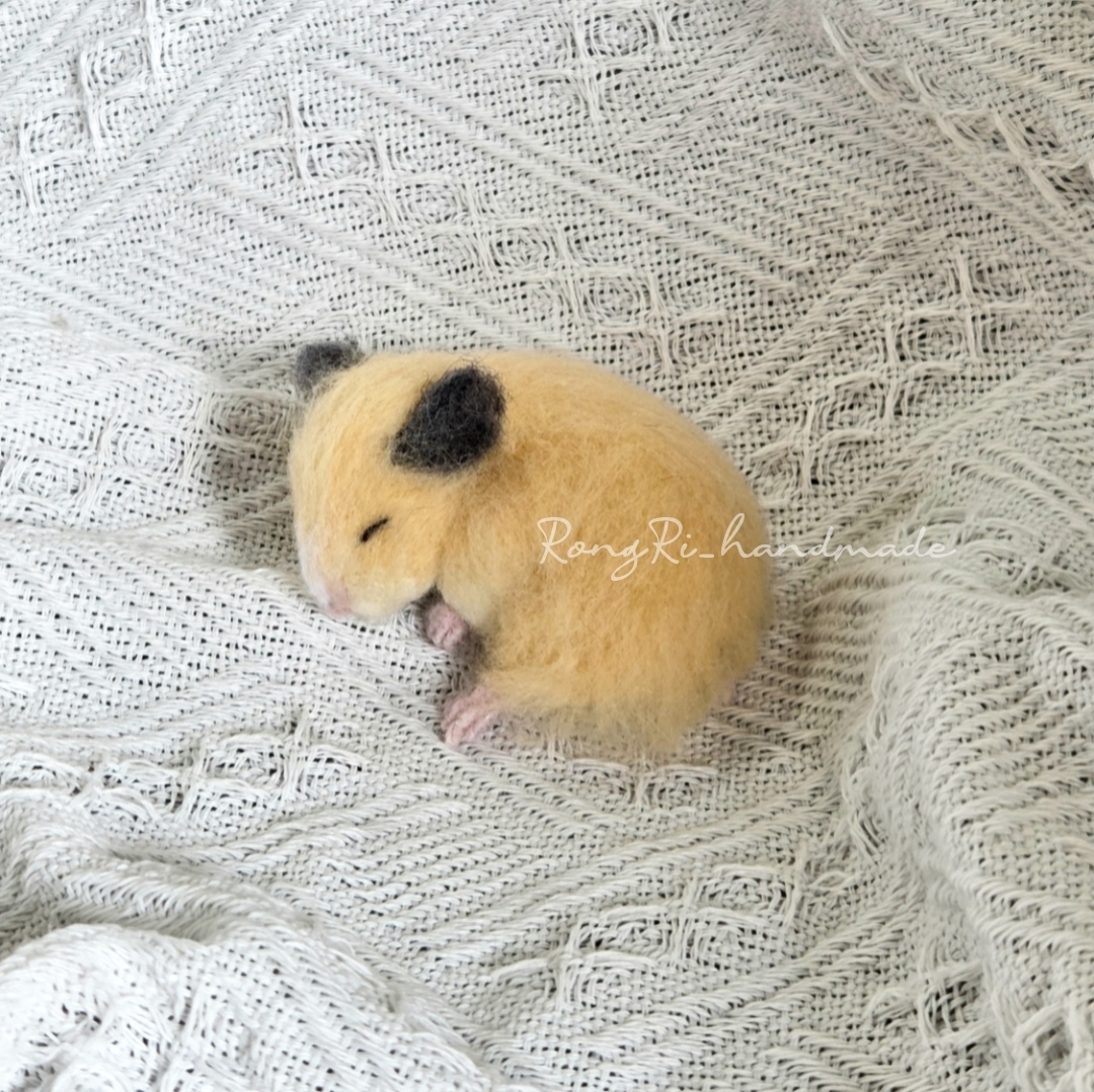 羊毛氈手作作品－黃金鼠-全身款-掌心溫度