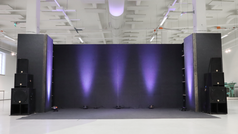 Energiasali &mdash; Stage with PA and purple lights