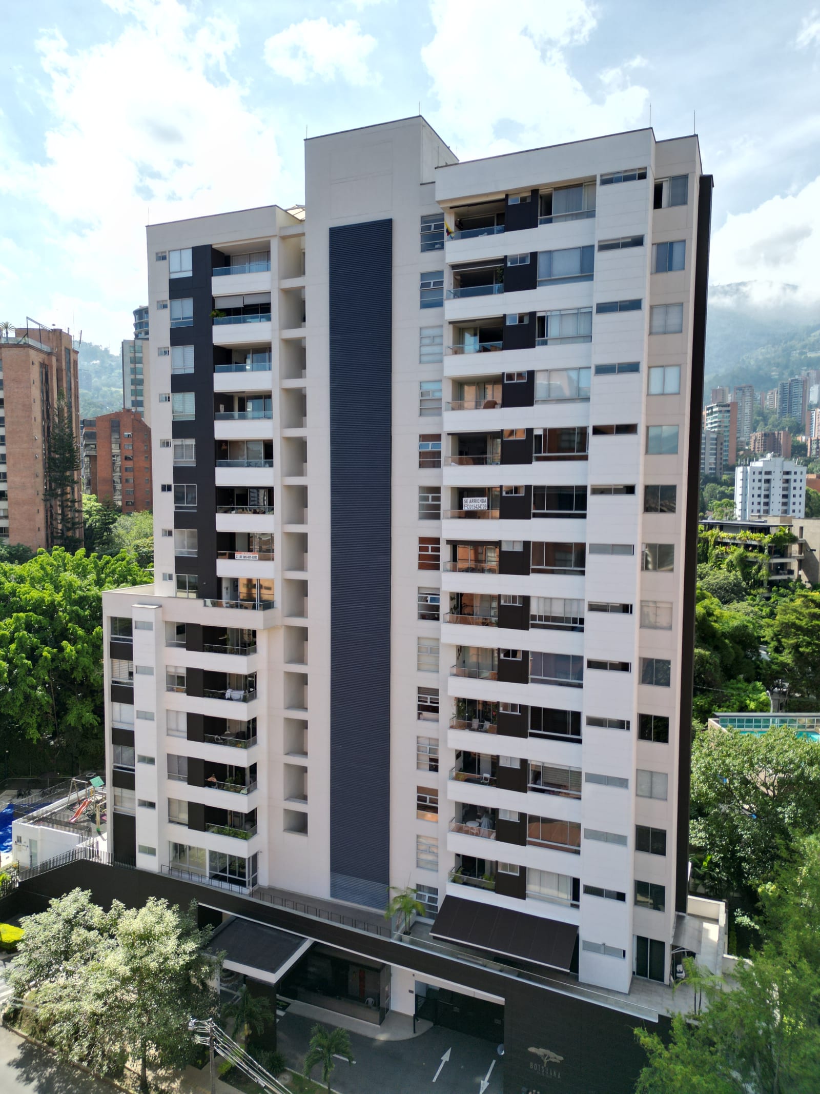 Spacious 4-Bedroom Apartment in El Poblado Lalinde - Medellin, Poblado (Lalinde)