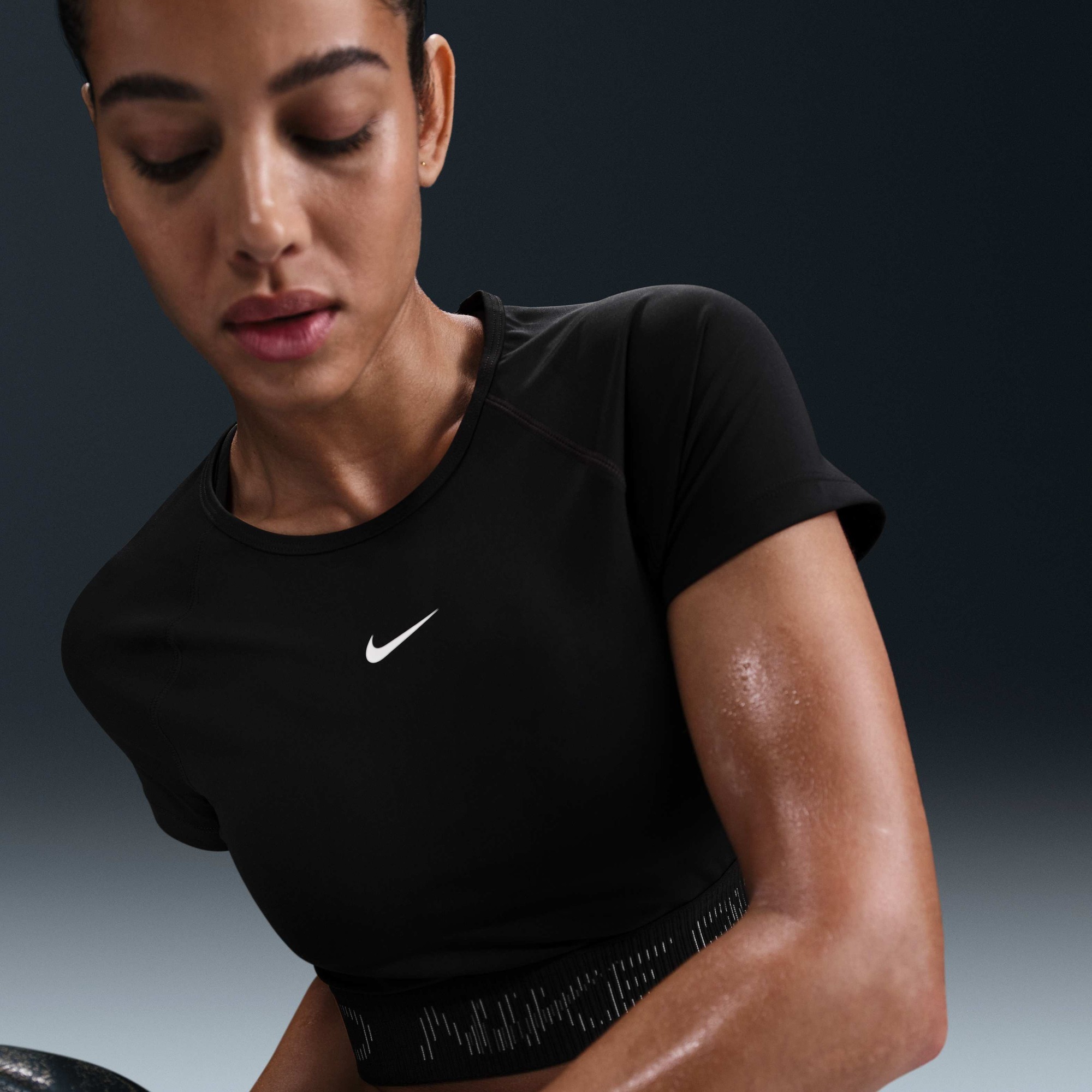 PRO DRI-FIT SHORT-SLEEVE CROPPED GRAPHIC TOP