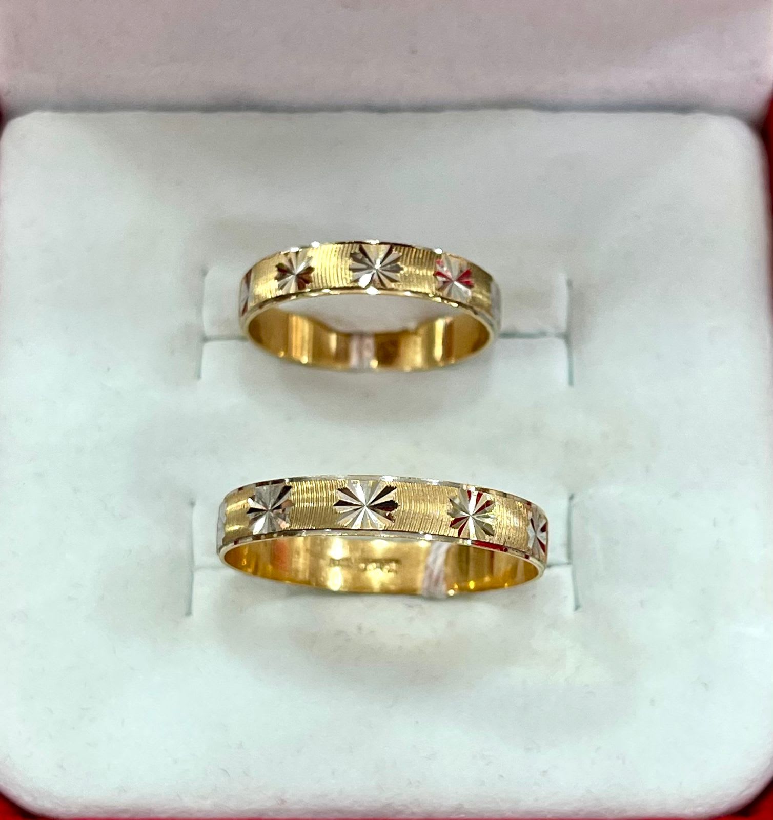 Par de Alianzas Importadas con Detalles de Oro Blanco