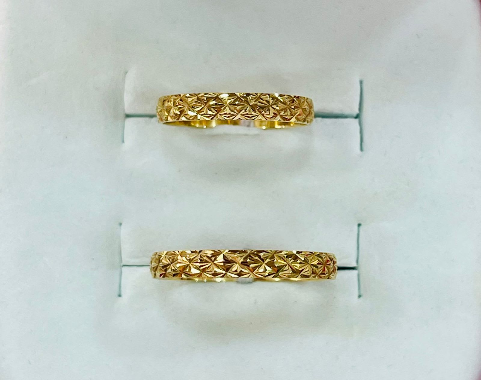 Par de Alianzas Facetados de Oro 18k