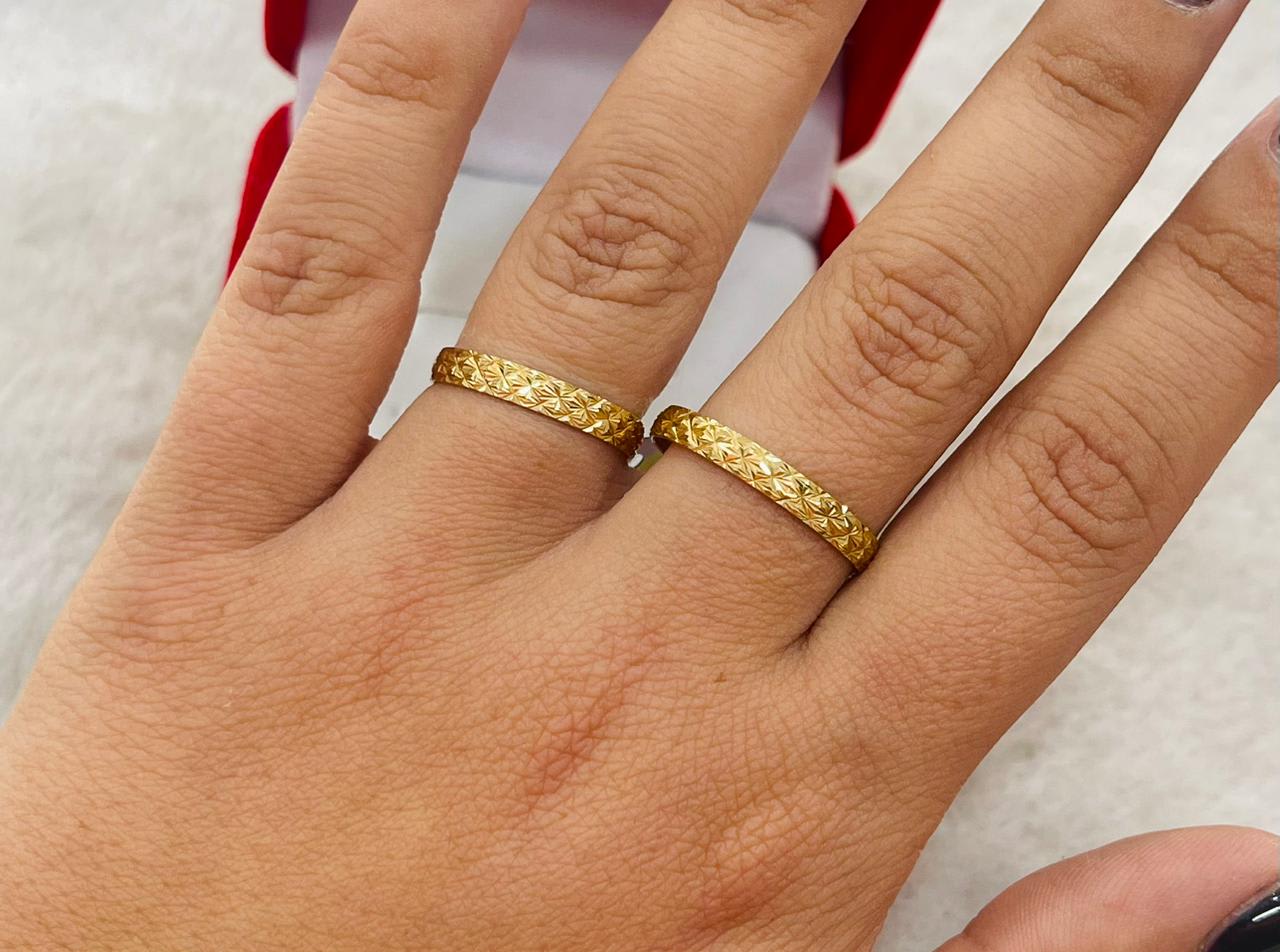 Par de Alianzas Facetados de Oro 18k