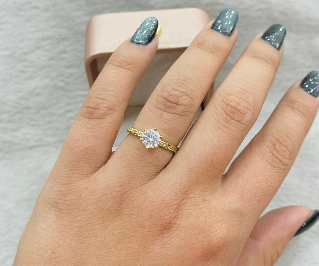 Anillo de Compromiso de Oro 18k Con Destaque de Circon Central 