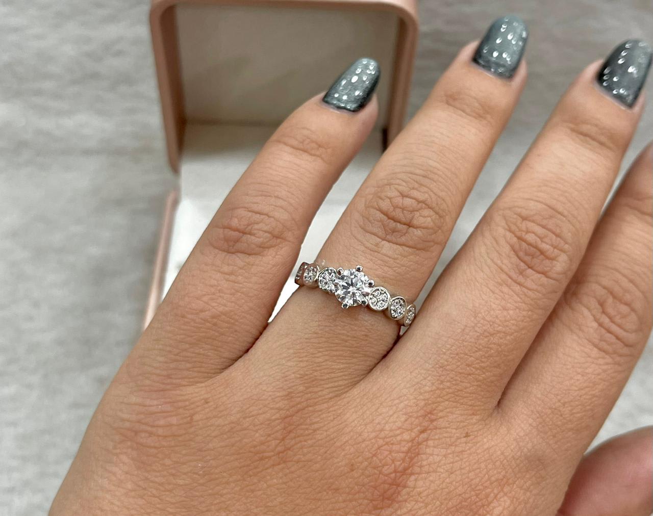 Anillo de Compromiso de Oro Blanco 18k con Circones