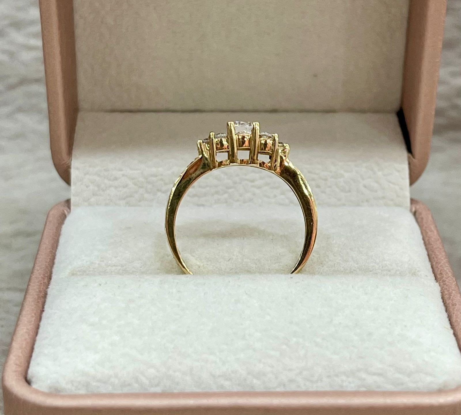Anillo de Compromiso de Oro 18k con Tres Circones Centrales