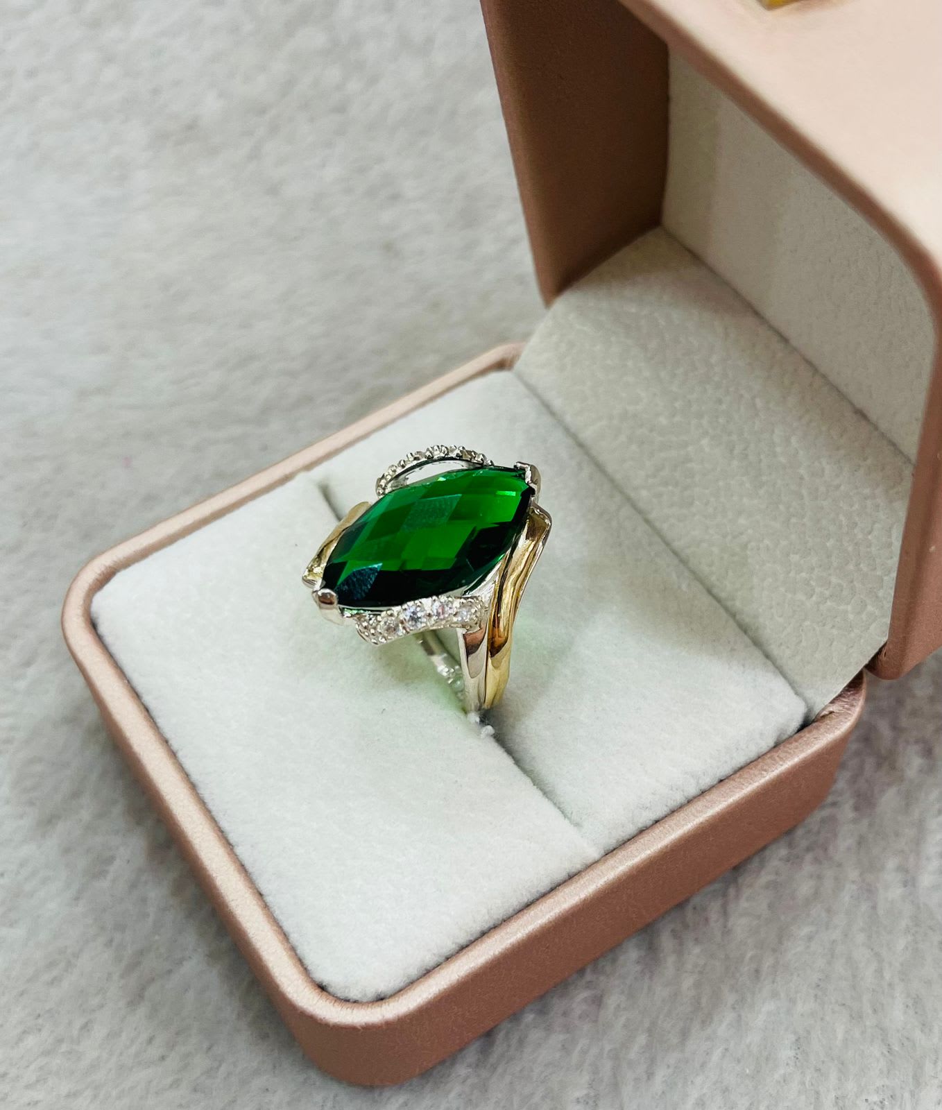 Anillo de Plata Piedra Circón Verde en corte Navette con Detalles en Lámina Dorada