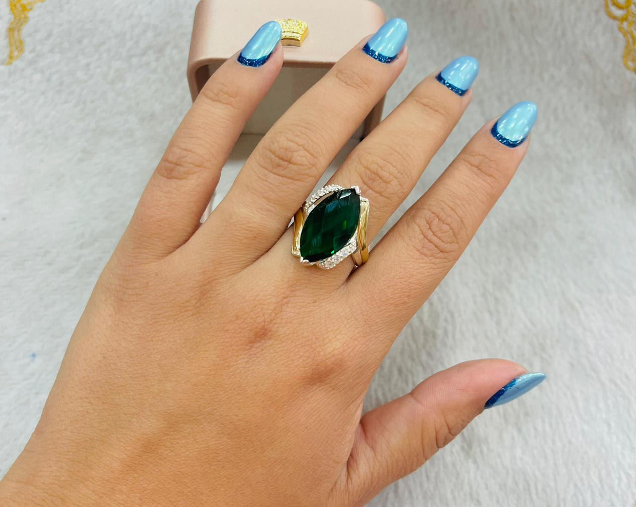 Anillo de Plata Piedra Circón Verde en corte Navette con Detalles en Lámina Dorada