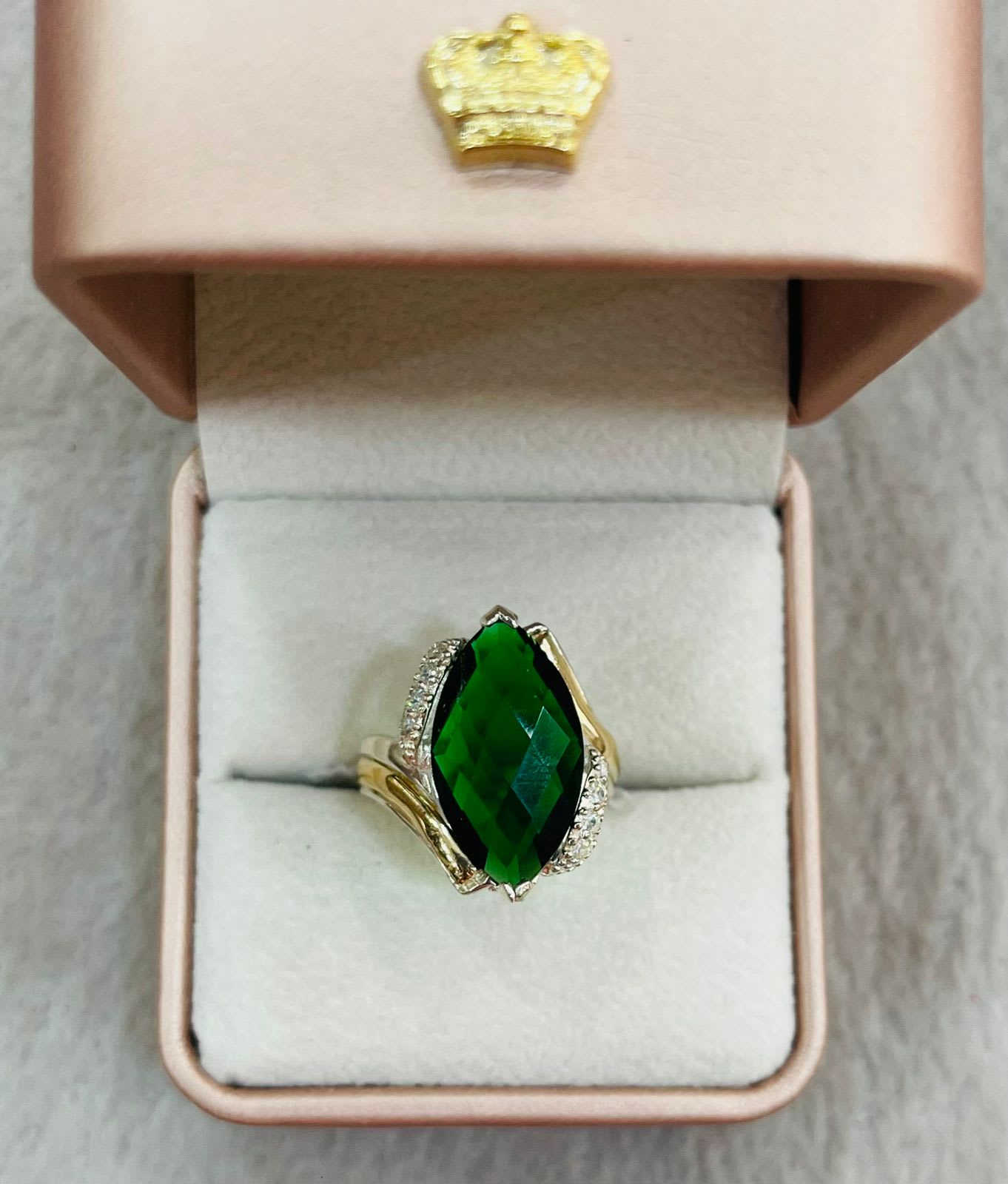 Anillo de Plata Piedra Circón Verde en corte Navette con Detalles en Lámina Dorada