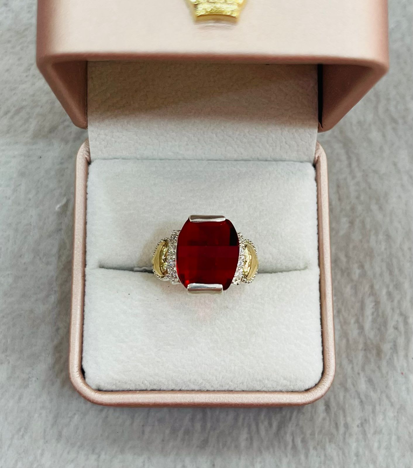 Anillo de Plata Piedra Circón Rojo con Detalles en Lámina Dorada