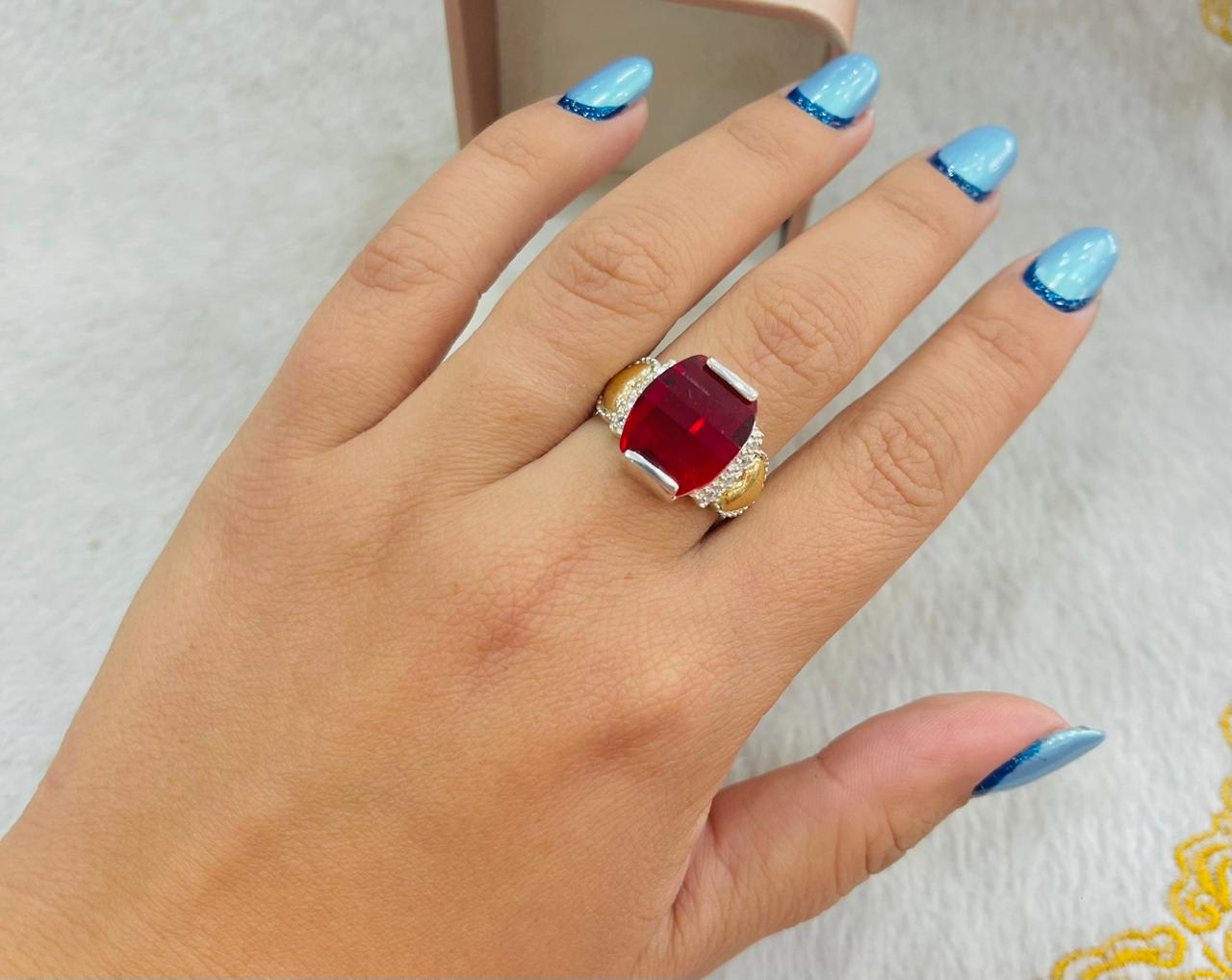 Anillo de Plata Piedra Circón Rojo con Detalles en Lámina Dorada