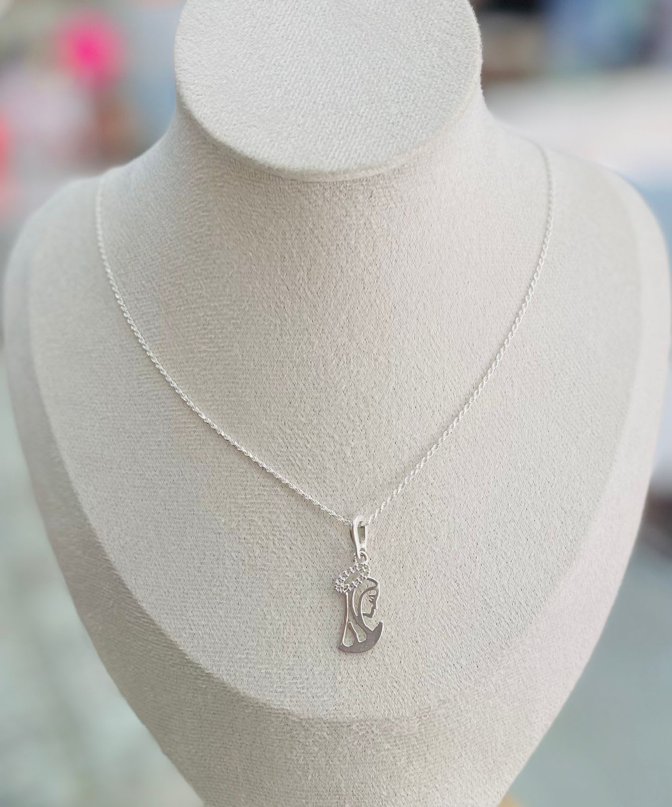 Cadena Piolita de Plata con Virgen Niña Detalles con Circones