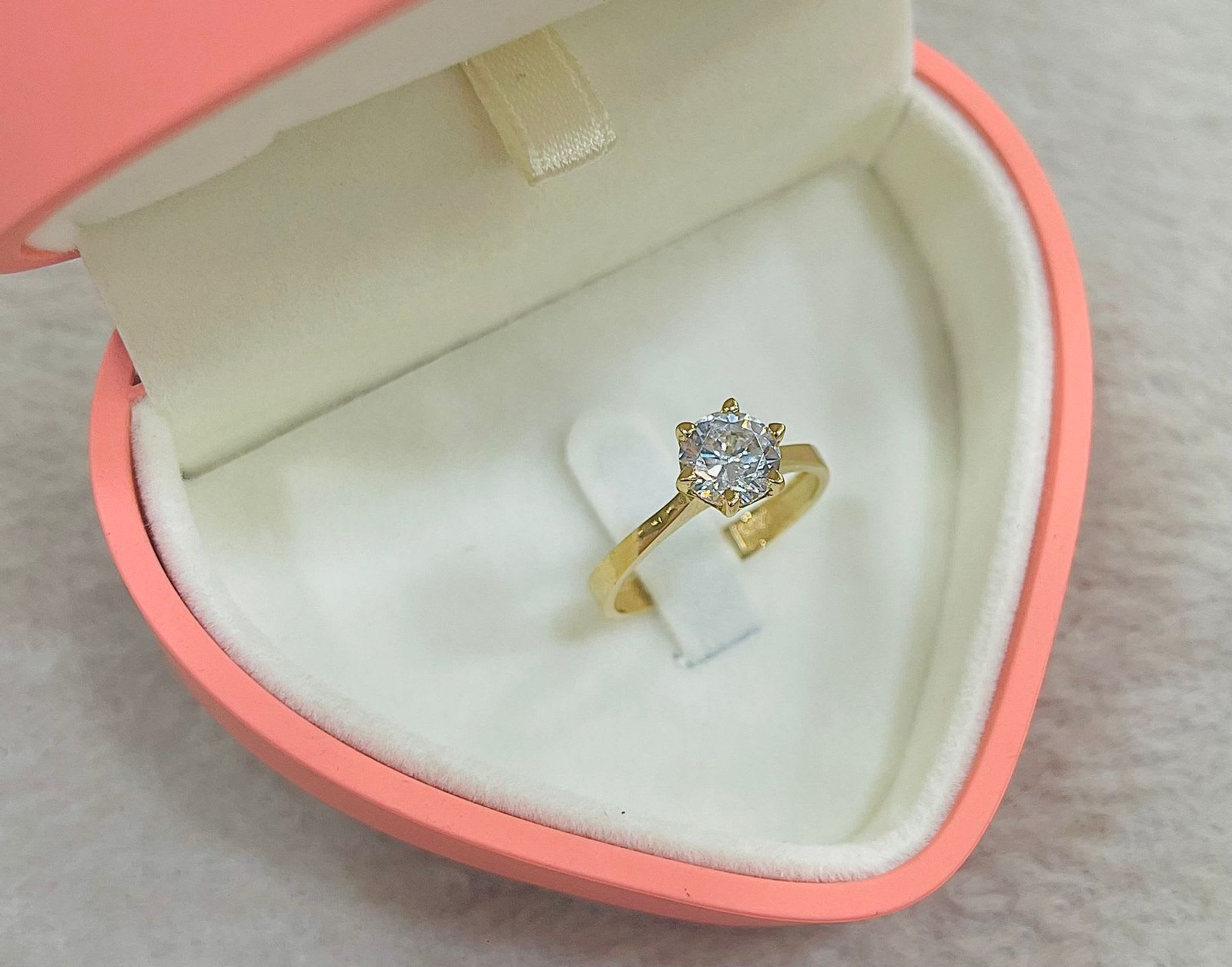 Anillo de Compromiso de Oro 18k circon central con 6 engarces