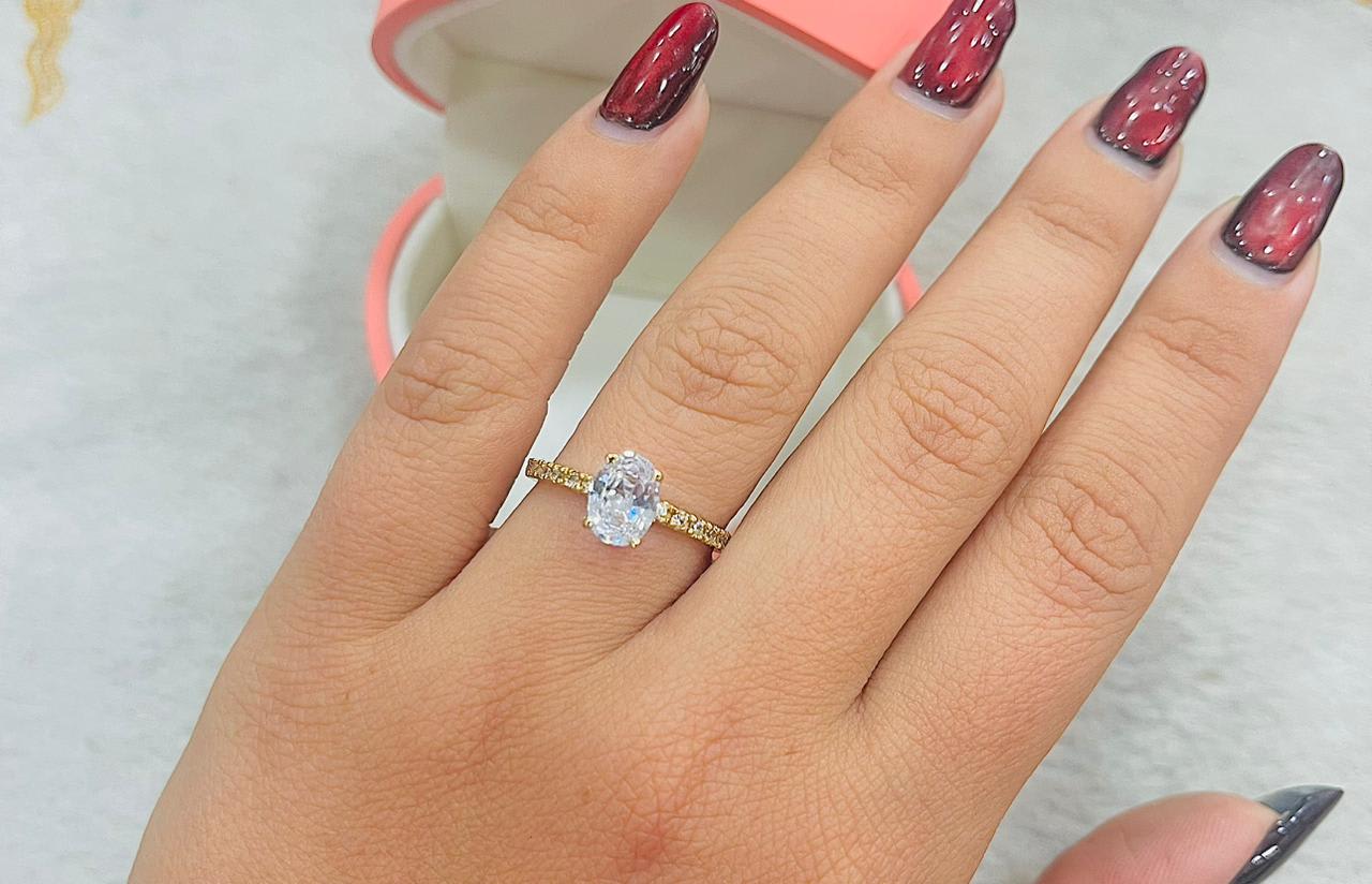 Anillo de Compromiso Piedra Ovalada de Oro 18k
