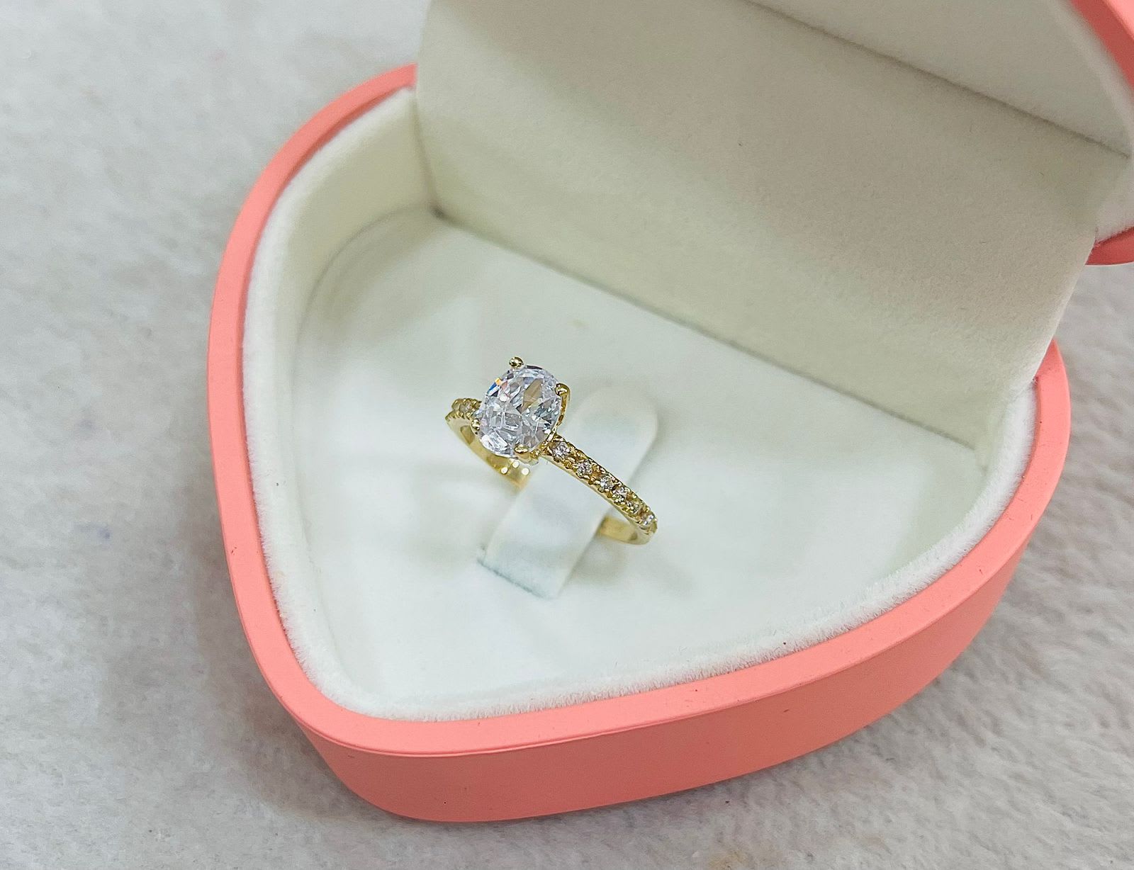Anillo de Compromiso Piedra Ovalada de Oro 18k