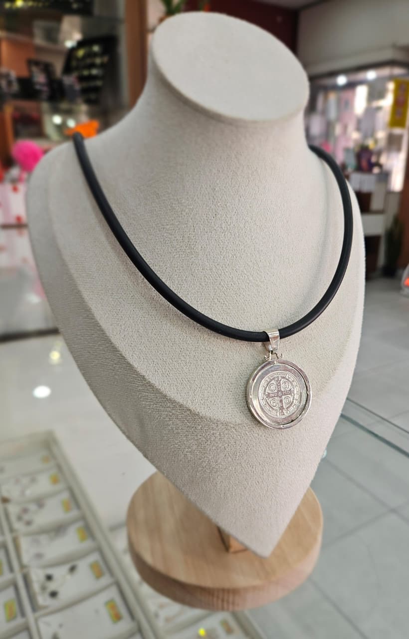 IDEAL PARA PAPÁ! CADENA DE CAUCHO GRUESA + DIJE SAN BENITO GRANDE DE PLATA