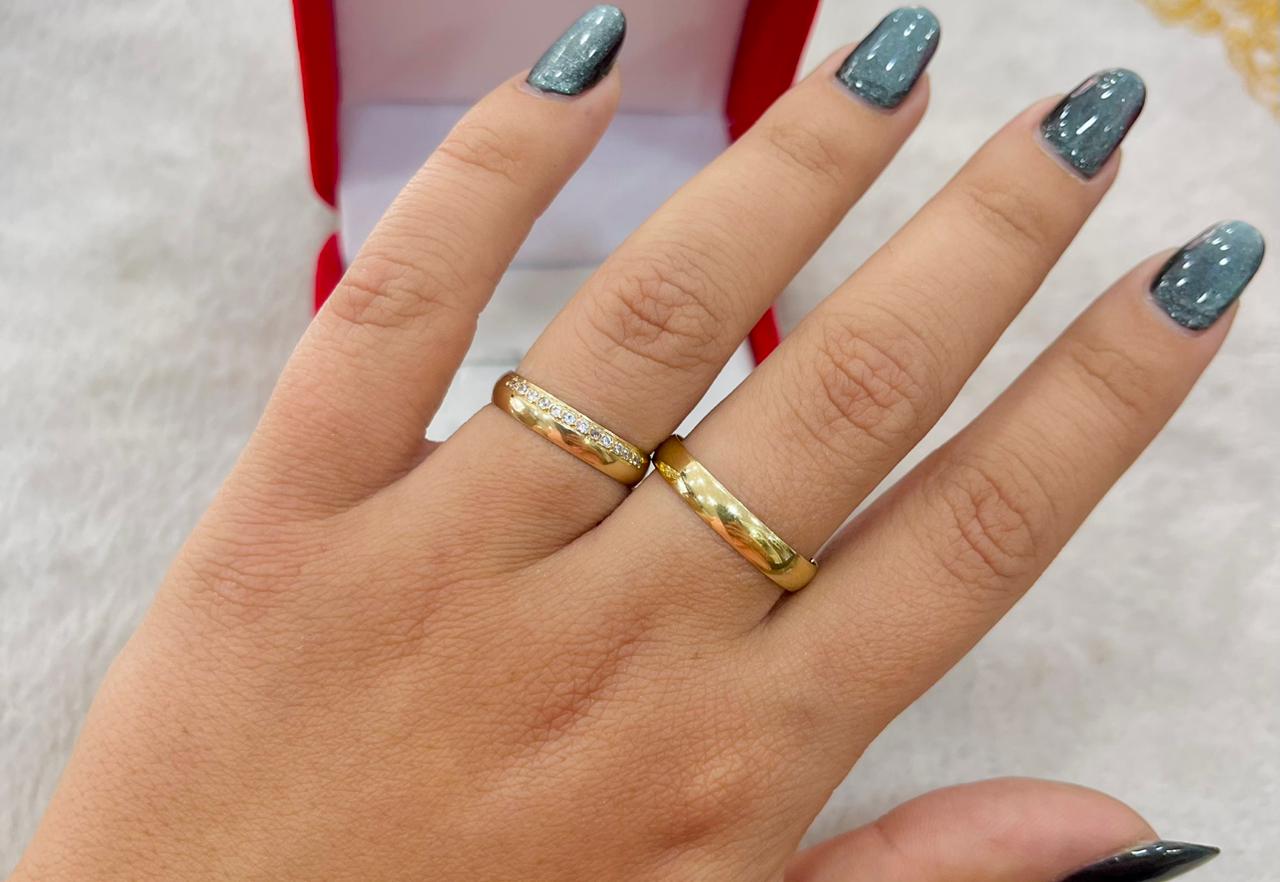 Par de Alianzas Lisas con Circones de Oro 18k