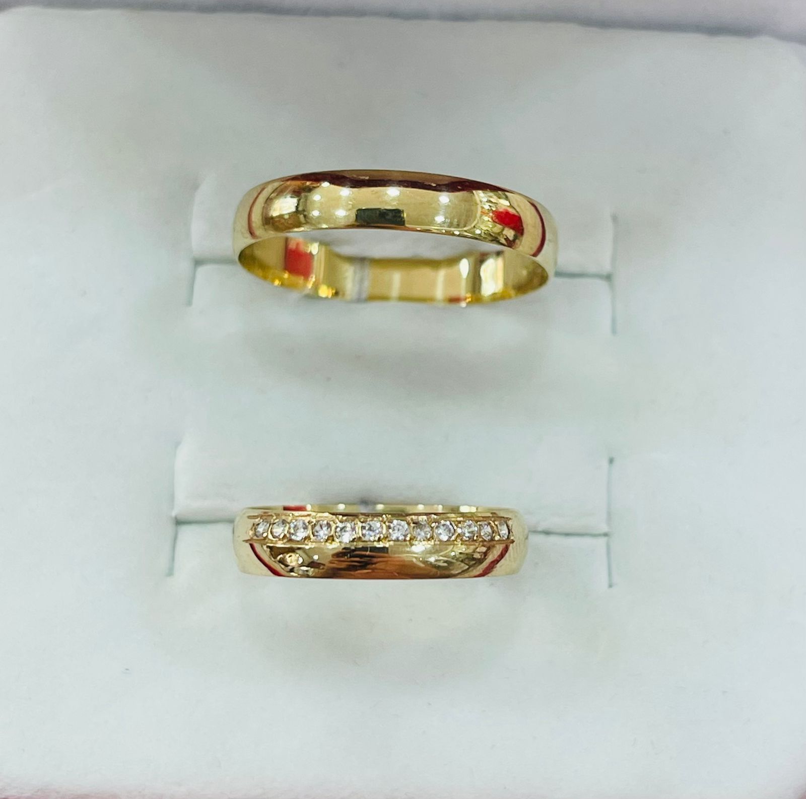 Par de Alianzas Lisas con Circones de Oro 18k