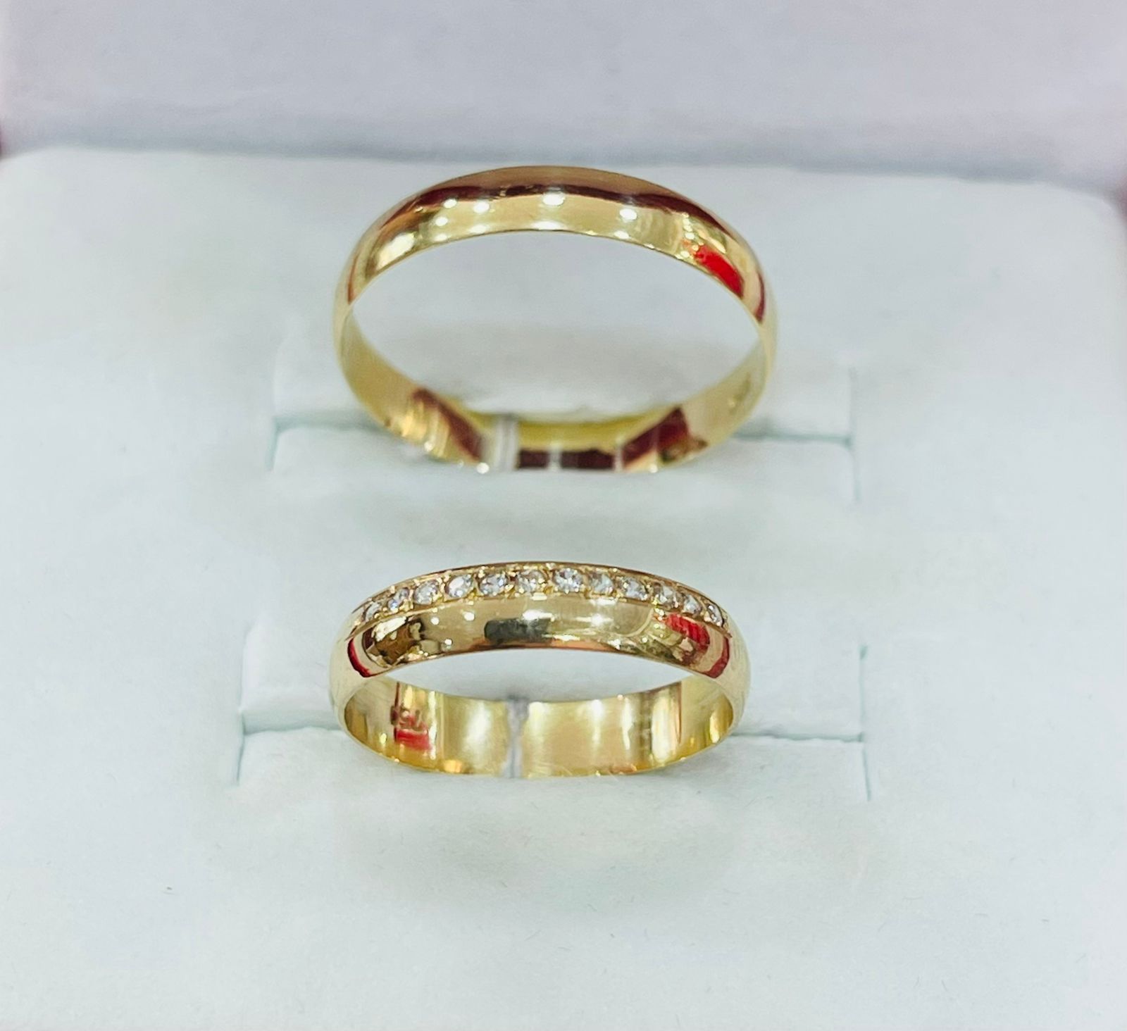 Par de Alianzas Lisas con Circones de Oro 18k