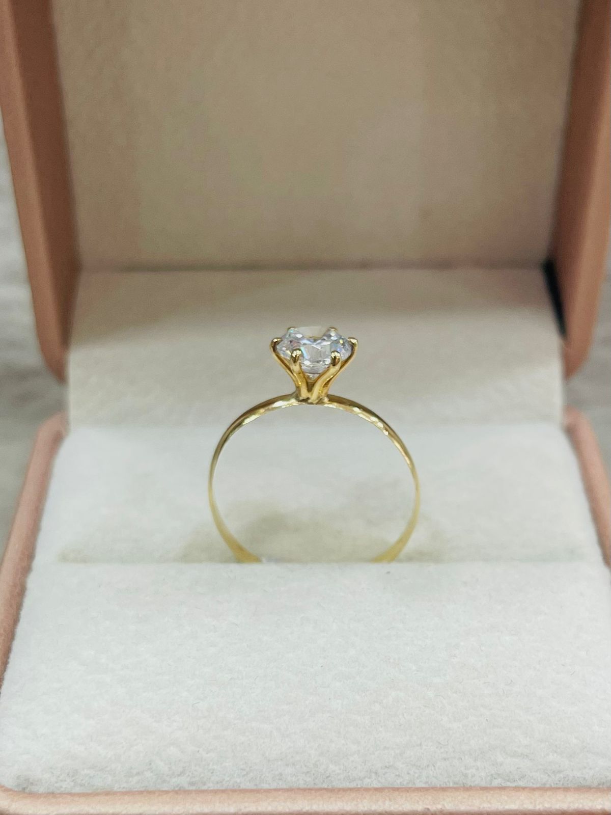 Anillo de Compromiso de Oro 18k Liso con Circon Central