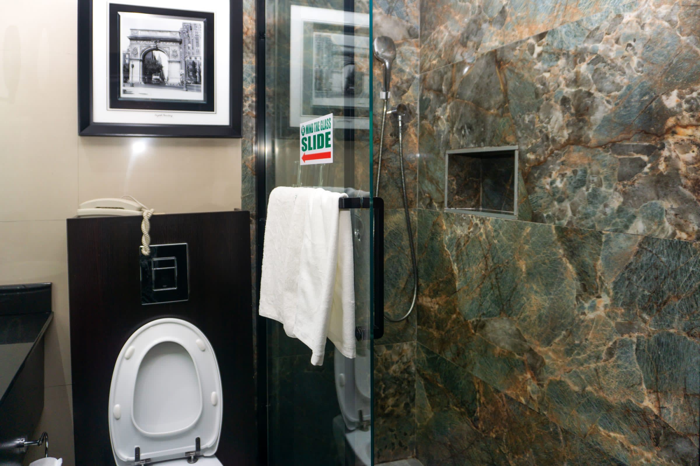 Deluxe Room - image 7