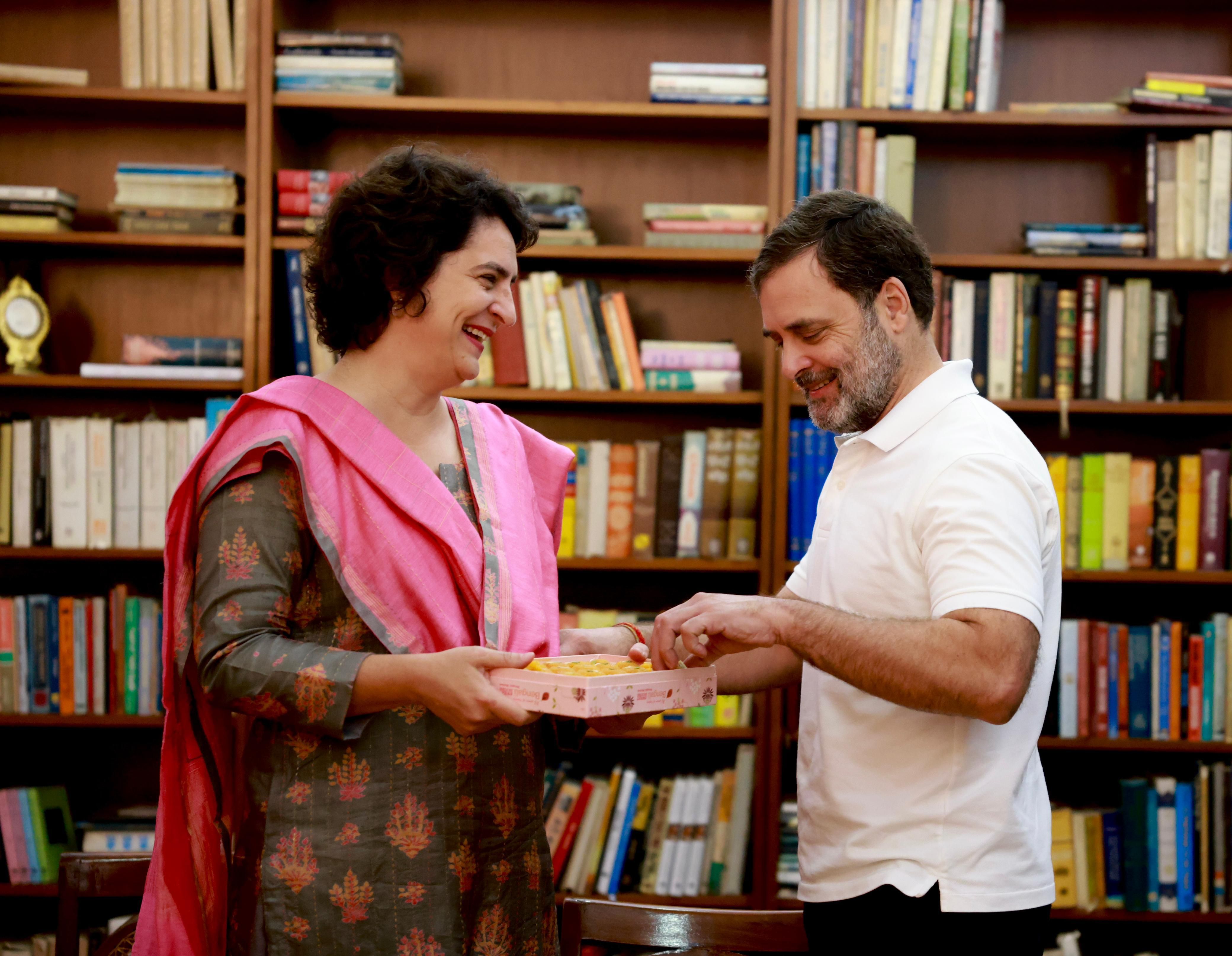 Leaders_from_Wayanad_handed_over_the_election_certificate_of_the_Wayanad_parliamentary_by_election_to_Congress_General_Secretary_Smt_Priyanka_Gandhi_Vadra_in_the_presence_of_Lo_P_LS_Shri_Rahul_Gandhi_2_498c2a3158.jpg (4160×3228)