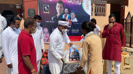 Congress leaders and volunteers do their bit