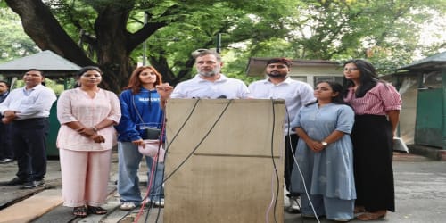 Leader of Opposition Shri Rahul Gandhi holds conversation with young protesters from different states