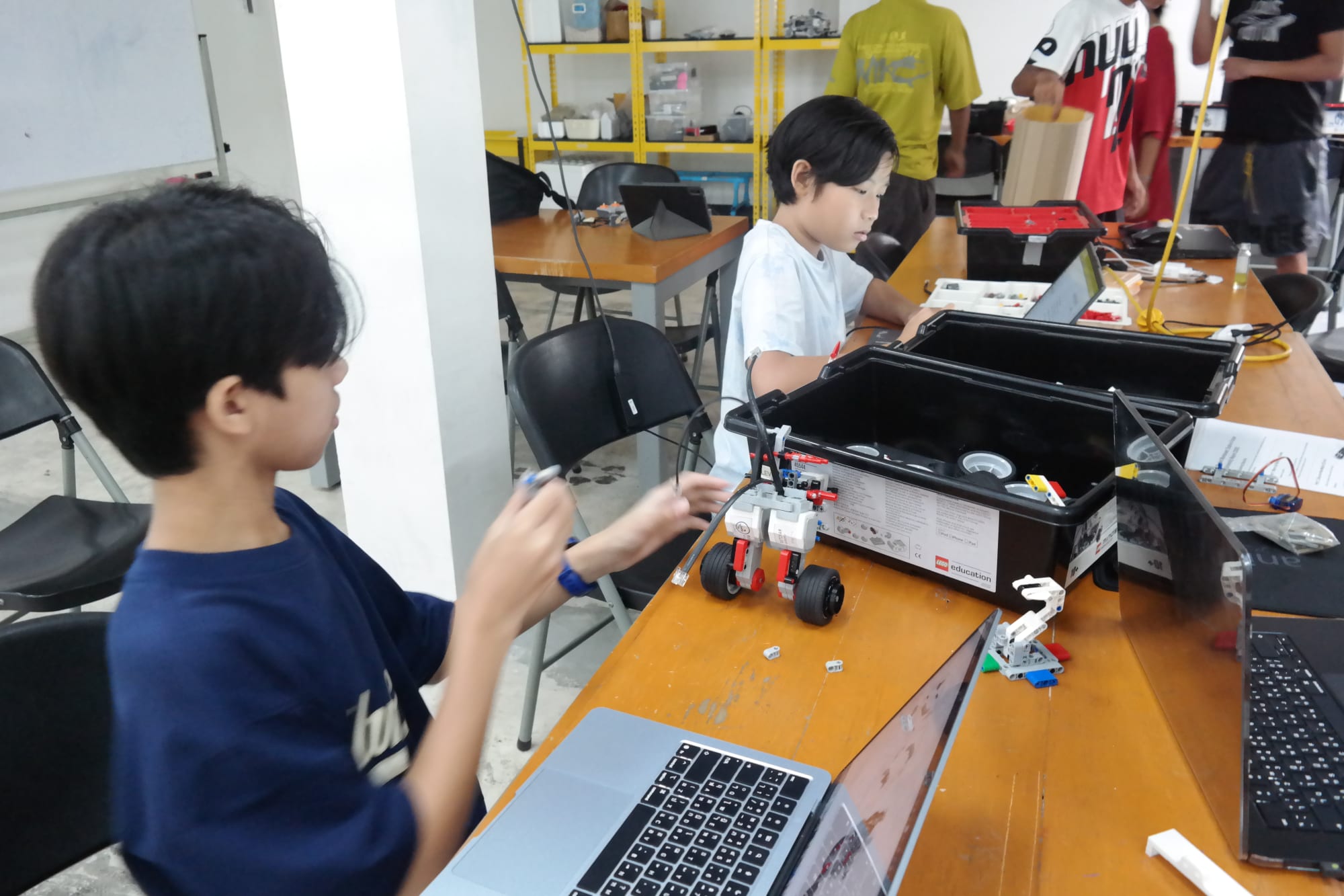 Hands-on Project-Based Learning at WeLearn — students building and prototyping