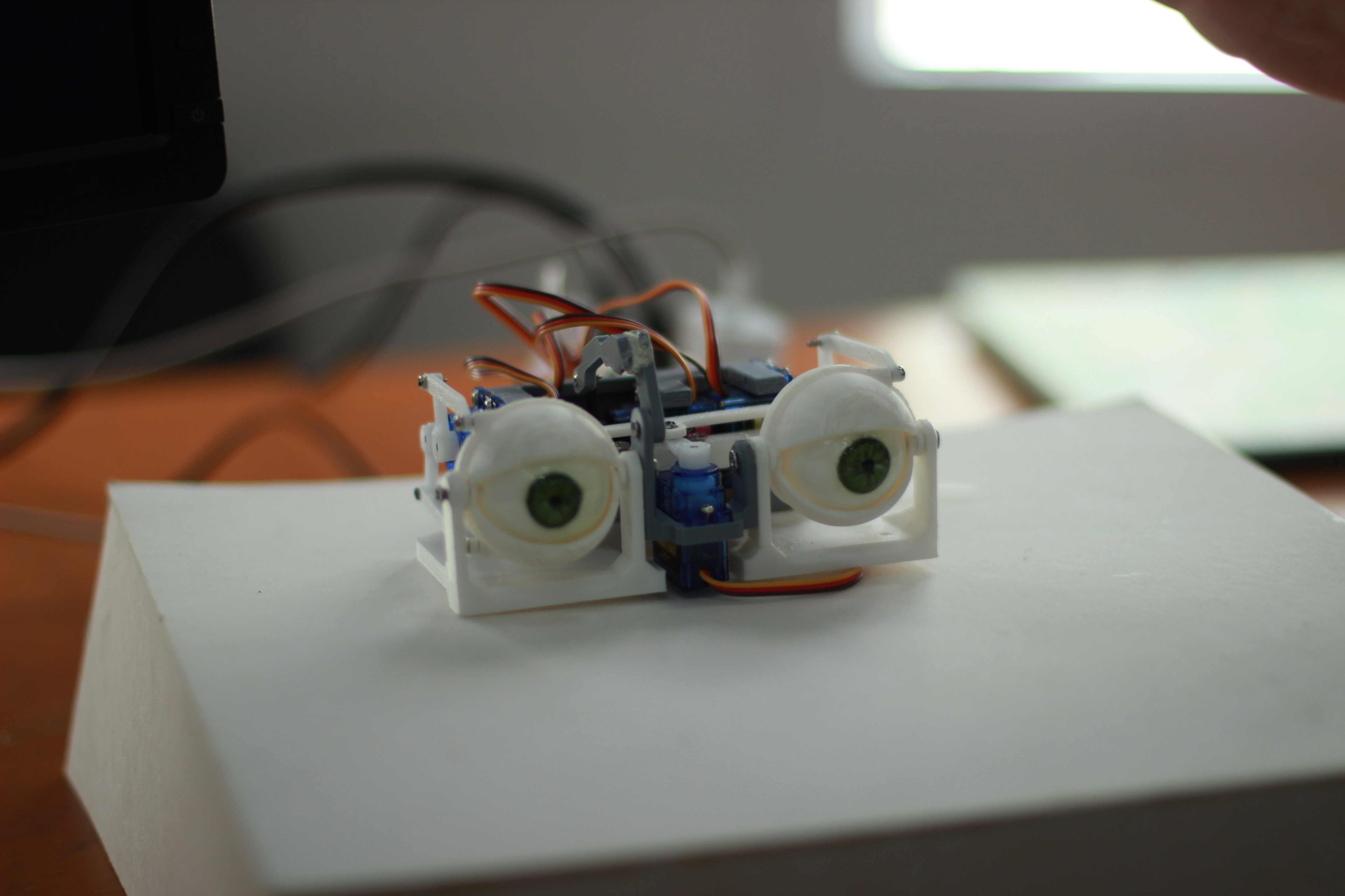 ผู้เรียนออกแบบ เขียนโค้ด และสร้างหุ่นยนต์อัตโนมัติด้วย Python, micro:bit และ SPIKE Prime