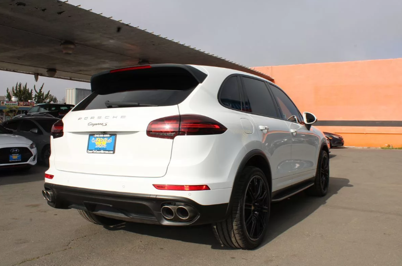 2015 Porsche Cayenne S - 11