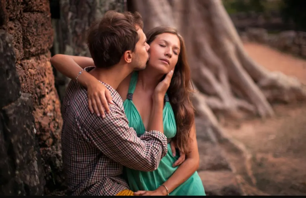 What is Micro-Cheating? What are the Symptoms?