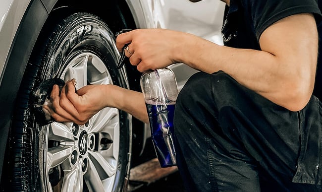 Professional wheel cleaning with spray