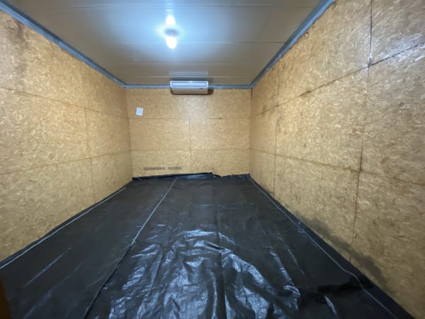 Interior cuarto frío industrial con aislamiento y refrigeración