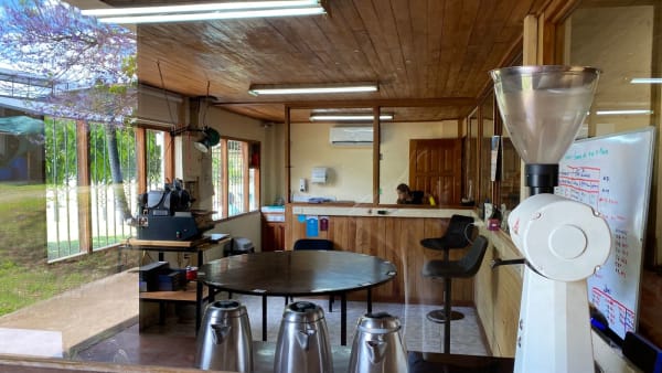 Laboratorio de catación profesional con mesa circular y tostador de muestras