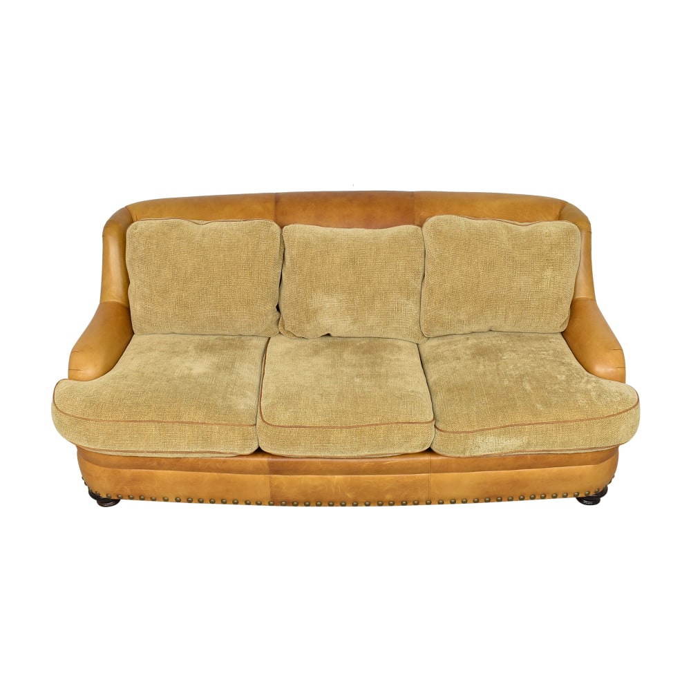 https://res.cloudinary.com/dkqtxtobb/image/upload/f_auto,q_auto:best,w_1000/product-assets/387286/american-leather/sofas/classic-sofas/american-leather-studded-three-seat-sofa-used.jpeg