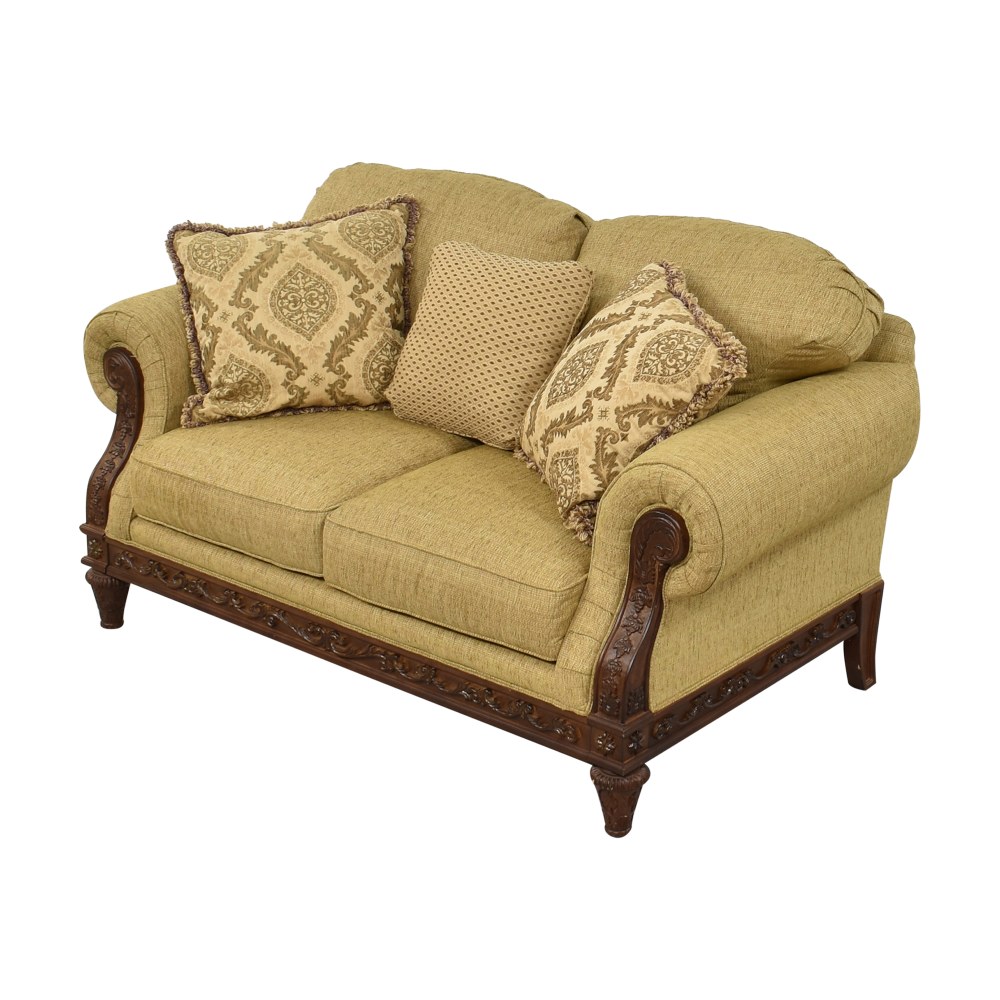 Broyhill Scroll Arm Loveseat 43 Off Kaiyo