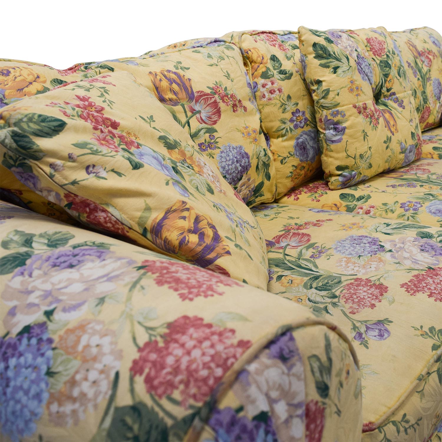 https://res.cloudinary.com/dkqtxtobb/image/upload/f_auto,q_auto:best,w_1500/product-assets/25863/alexvale/sofas/classic-sofas/used-alexvale-yellow-floral-two-cushion-couch.jpeg