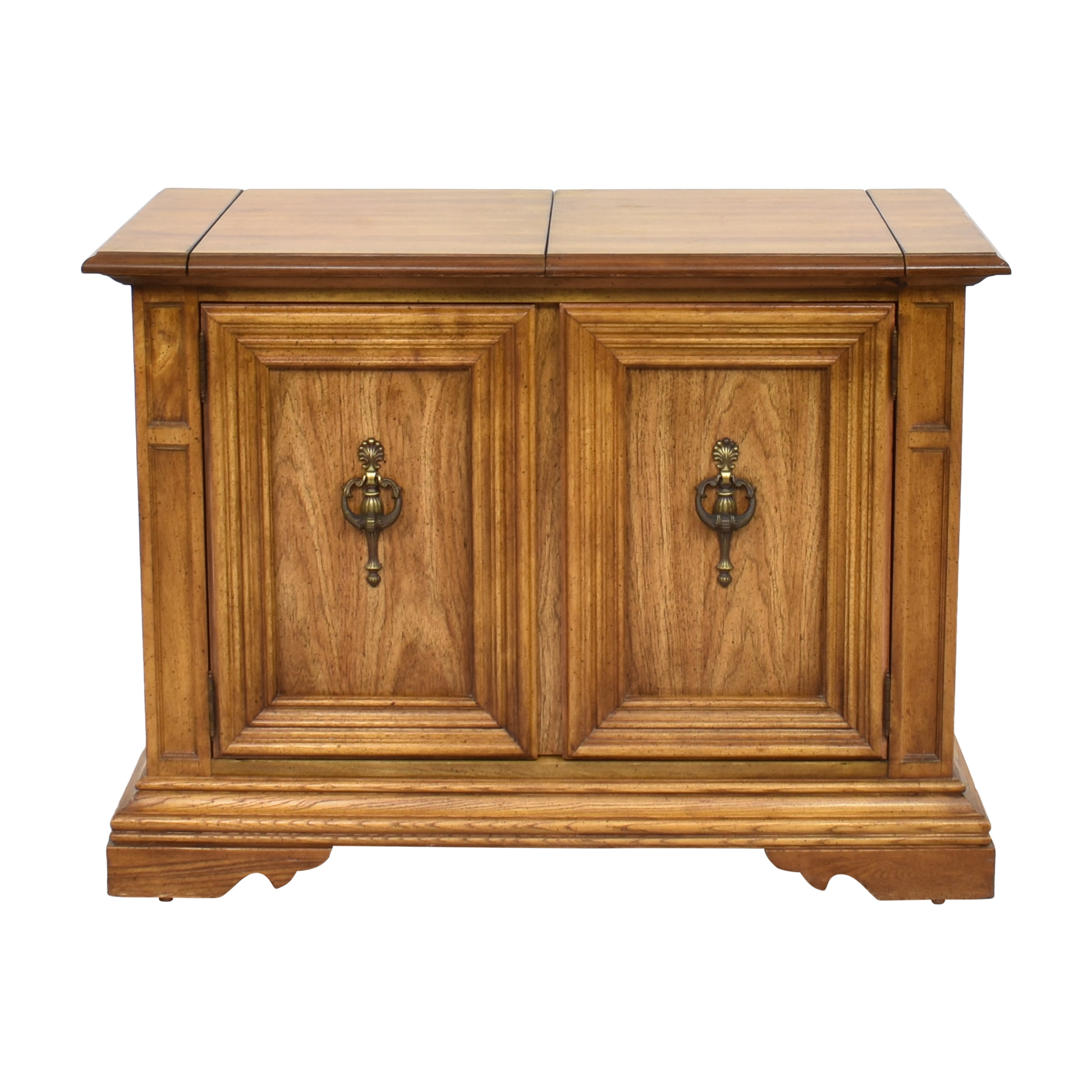 https://res.cloudinary.com/dkqtxtobb/image/upload/f_auto,q_auto:best/product-assets/441946/stanley-furniture/storage/cabinets-sideboards/stanley-furniture-traditional-flip-top-server-buffet.jpeg