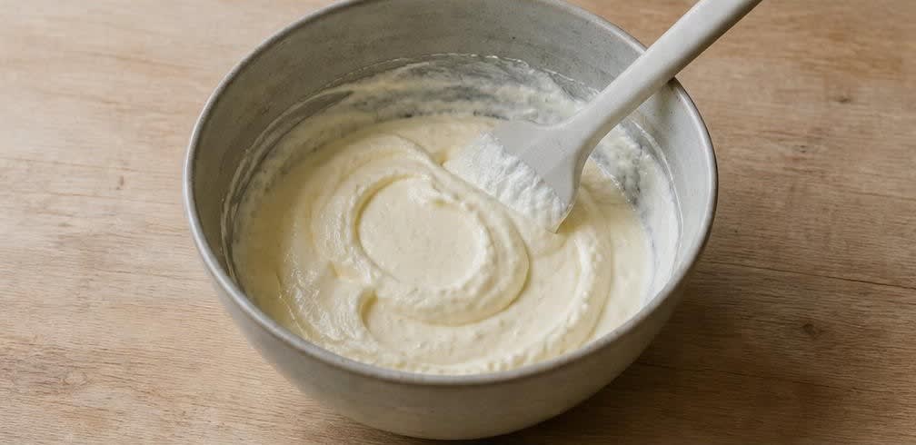 Cremiger Erdbeer-Quark mit Honig und geschlagener Sahne – Zubereitung Schritt für Schritt – Quarkmasse herstellen