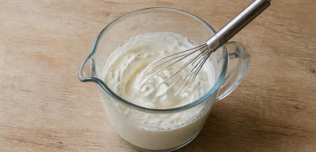Cremiger Erdbeer-Quark mit Honig und geschlagener Sahne – Zubereitung Schritt für Schritt – Sahne schlagen