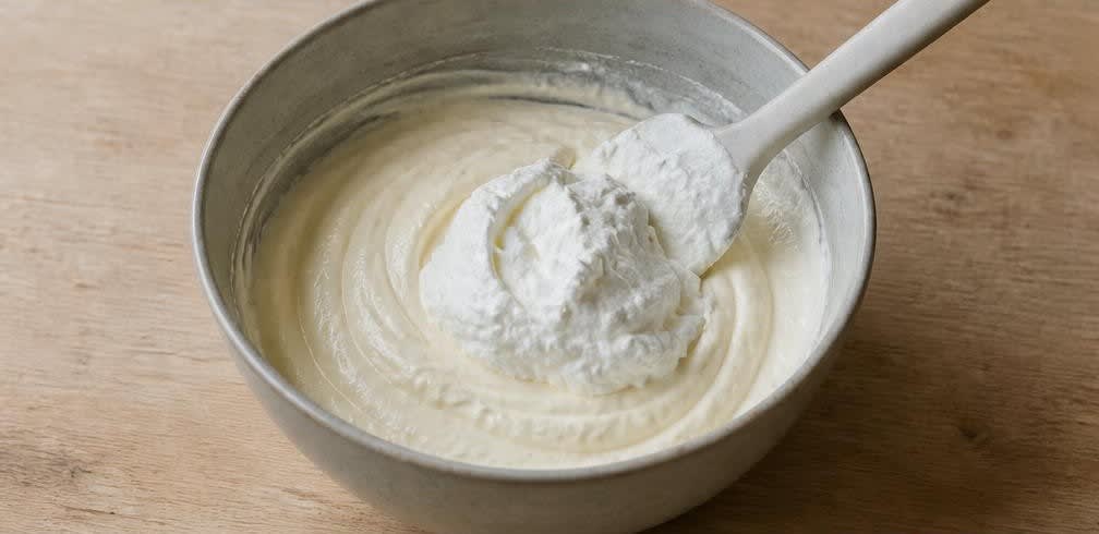 Cremiger Erdbeer-Quark mit Honig und geschlagener Sahne – Zubereitung Schritt für Schritt – Sahne unterheben