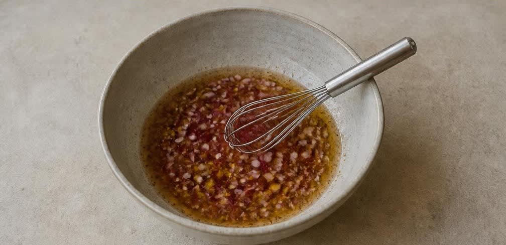 Mediterraner Bohnensalat mit Tomaten und Olivenöl – Zubereitung Schritt für Schritt – Dressing herstellen